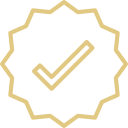 Contorno dourado de um selo ou emblema com uma marca de verificação no centro, simbolizando certificação ou exclusividade, ideal para um logotipo de Acompanhante de luxo. Apresenta um fundo transparente.